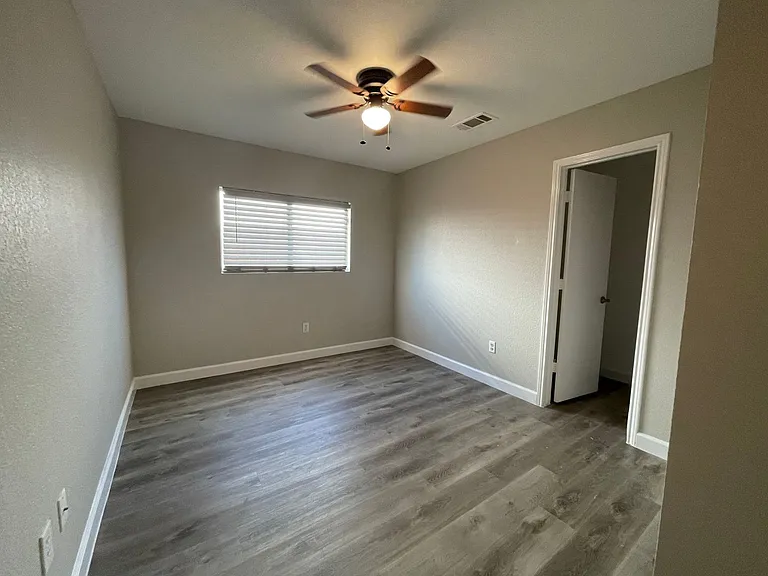 531 Cantebury Park Ln — Photo 3