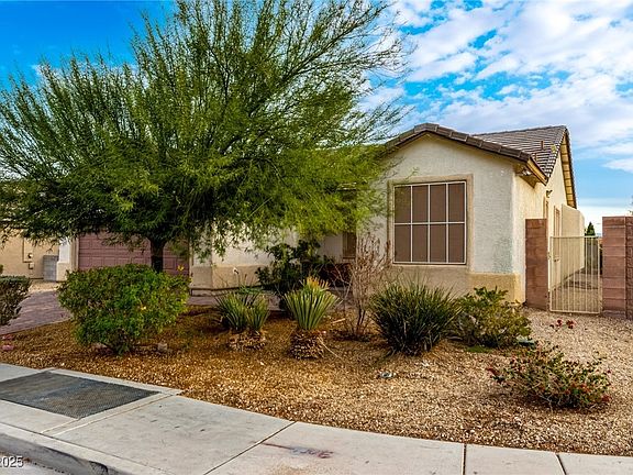 3rd image of 3621 W El Campo Grande Ave