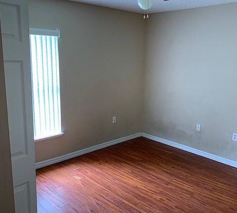 5th image of 32 Londonderry Dr