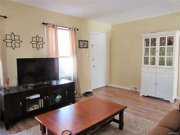 3rd image of 35 Hyledge Dr