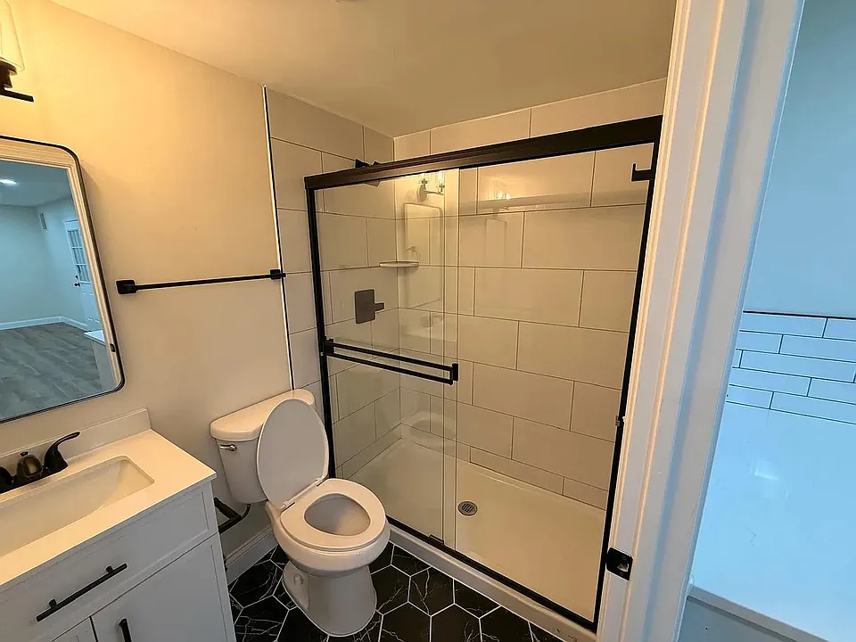 538 Clinton Springs Ave #1