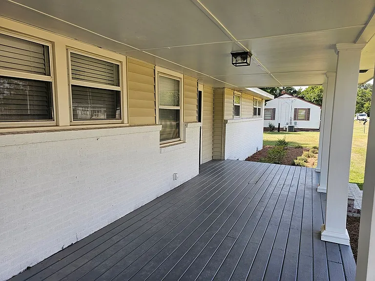 811-811 University Ave — Photo 32