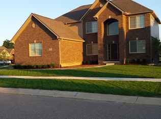 20930 Oak Ridge Dr, Clinton Township, MI 48036