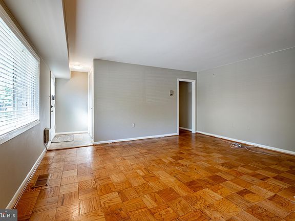 5th image of 10662 Weymouth St APT 1