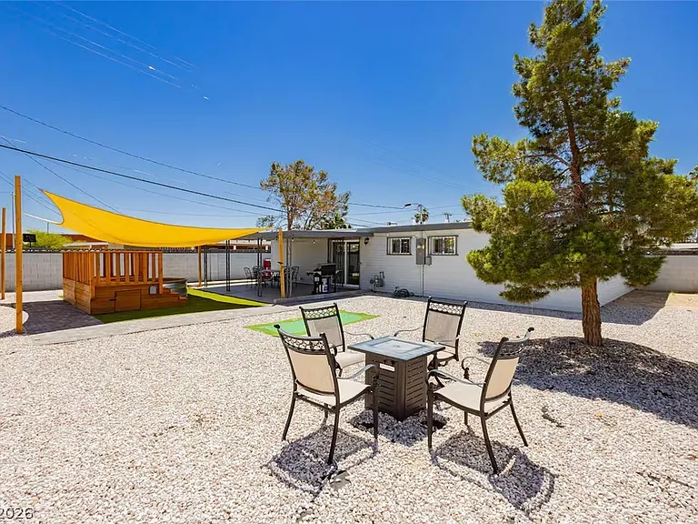 1634 Serenada Ave — Photo 2