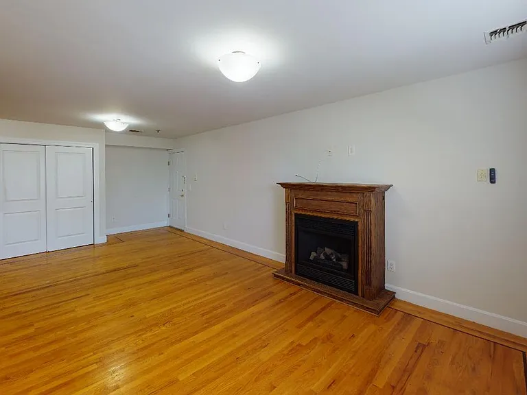235-239 Burgess Pl — Photo 3