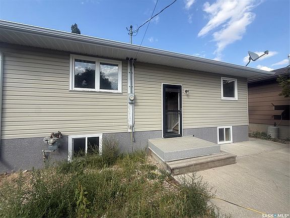 2nd image of 411 5th AVENUE W