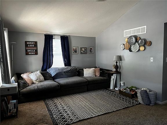 3rd image of 13746 Lawrence Ave