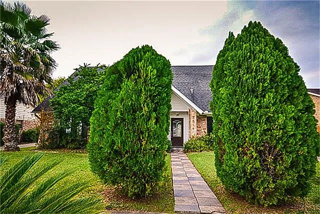 4 bed, 2.5 bath, 2768 sqft, $2,900 — Photo 2