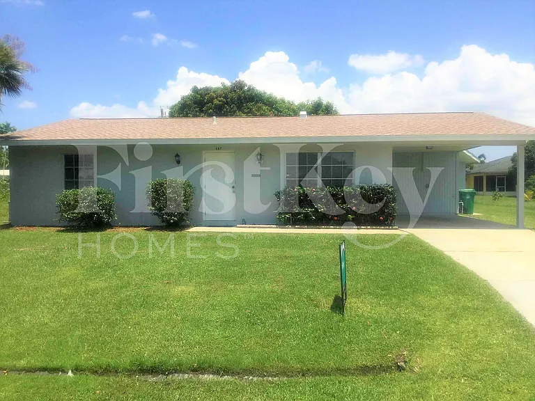 687 SW Heather St — Photo 1