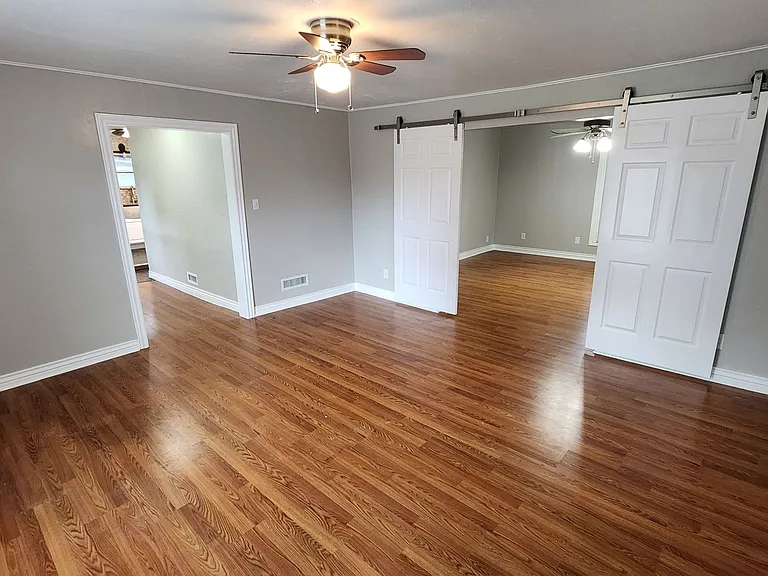 225 E Edwards St — Photo 13
