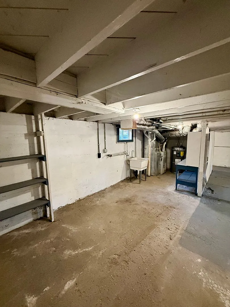 Newly updated 3bdrm, 2 bath house with large basement and covered parking. — Photo 4