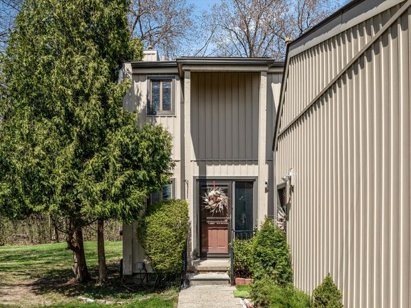 25118 Woodvale Dr N, Southfield, MI 48034