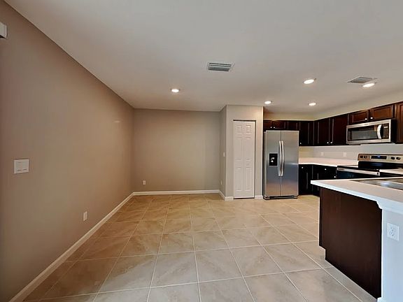 4th image of 4272 SW 24 Thoakridge Dr #3007