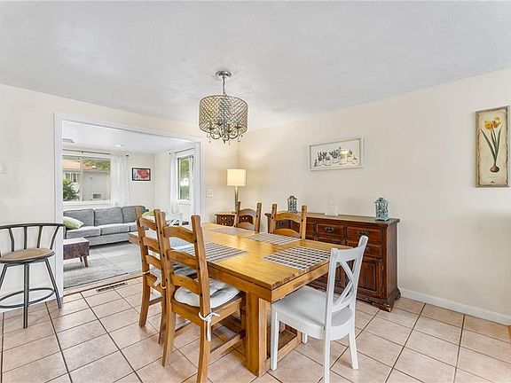 4th image of 15 Blackberry Knoll Way