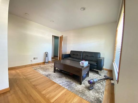 4th image of 647 College Dr