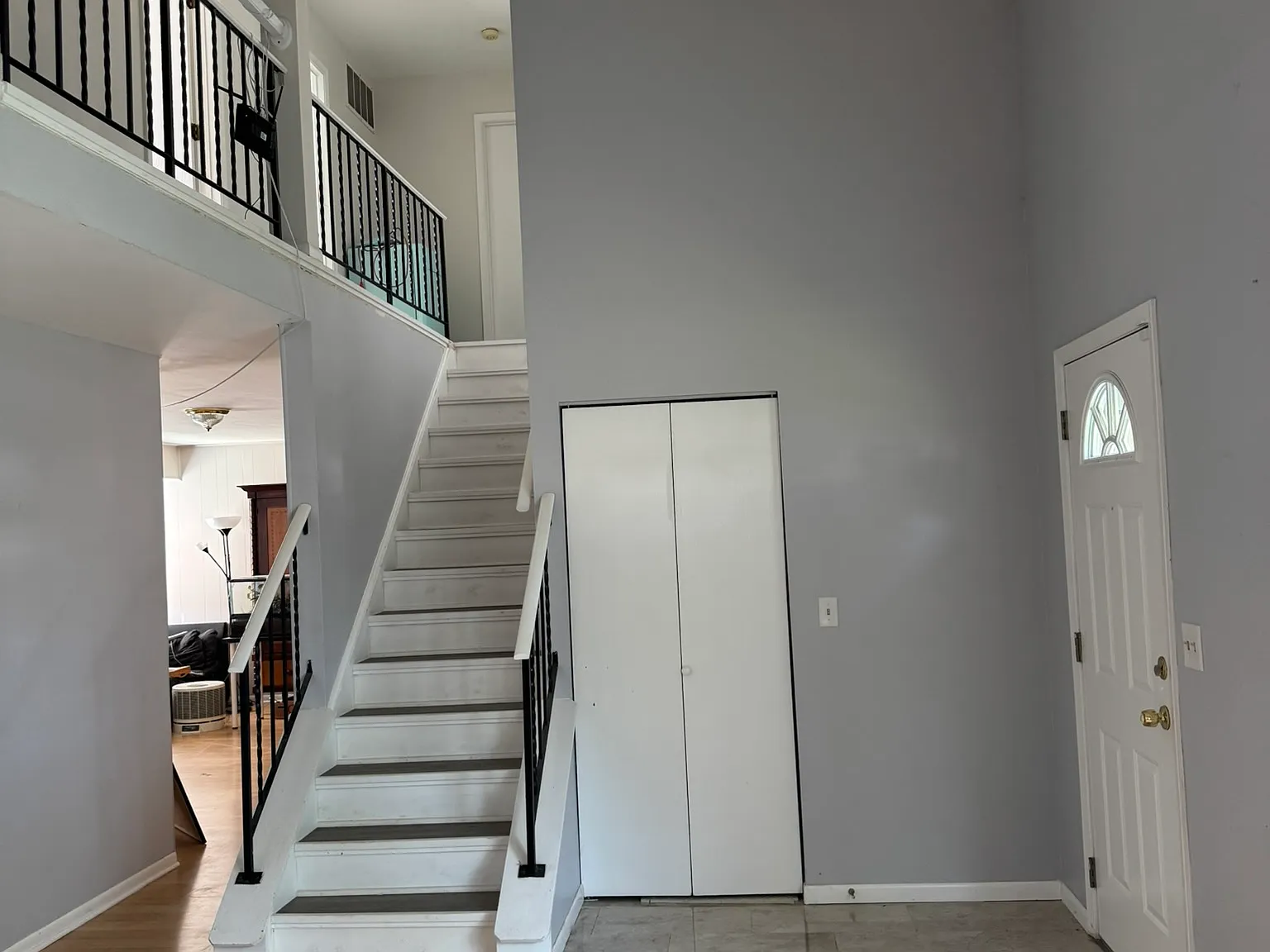 904 Ashford Ln — Photo 2