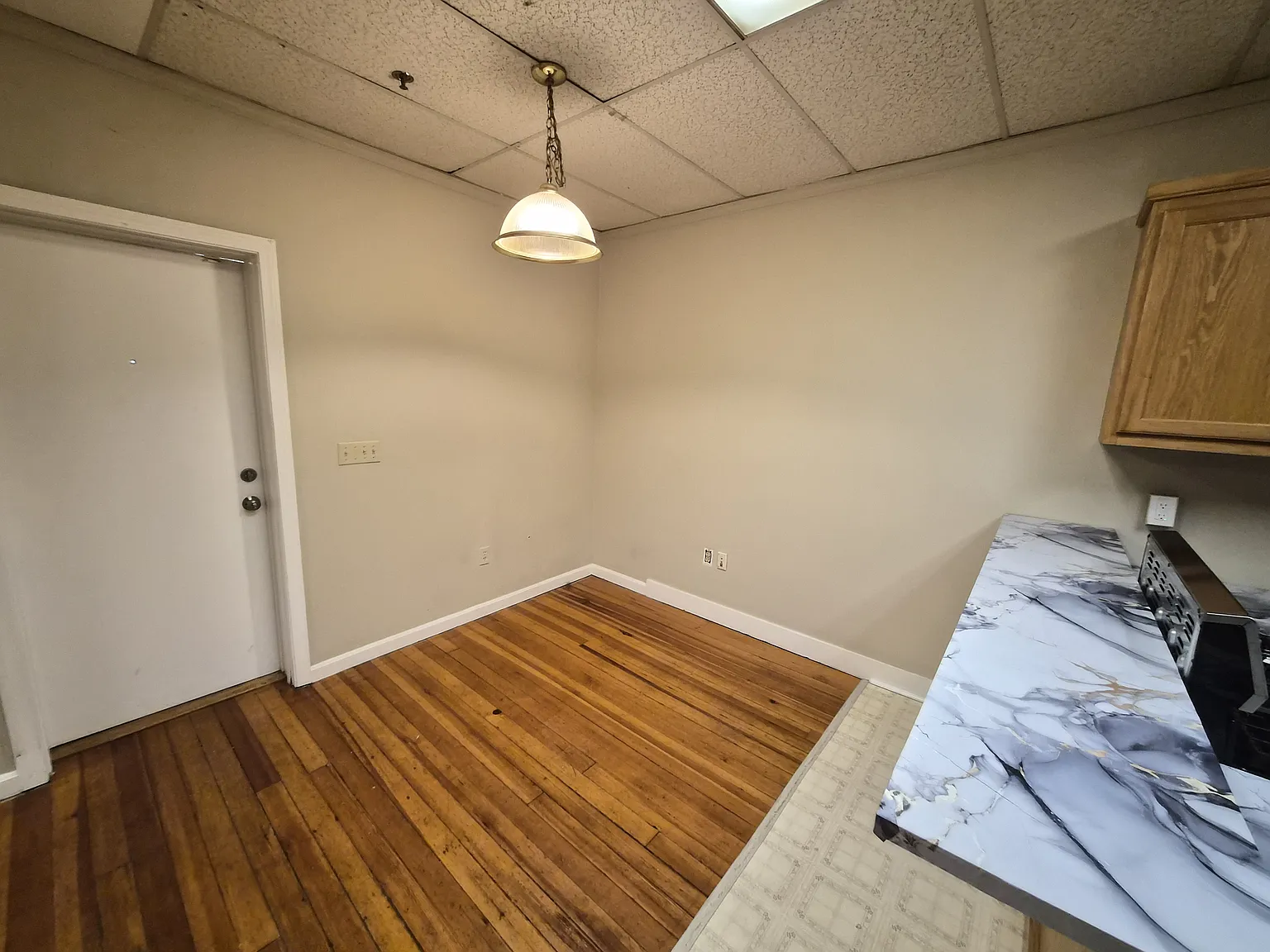 1 bed, 750 sqft, $1,300 — Photo 2