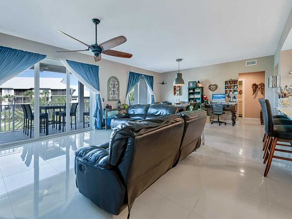 4th image of 1032 Bay Colony Dr S