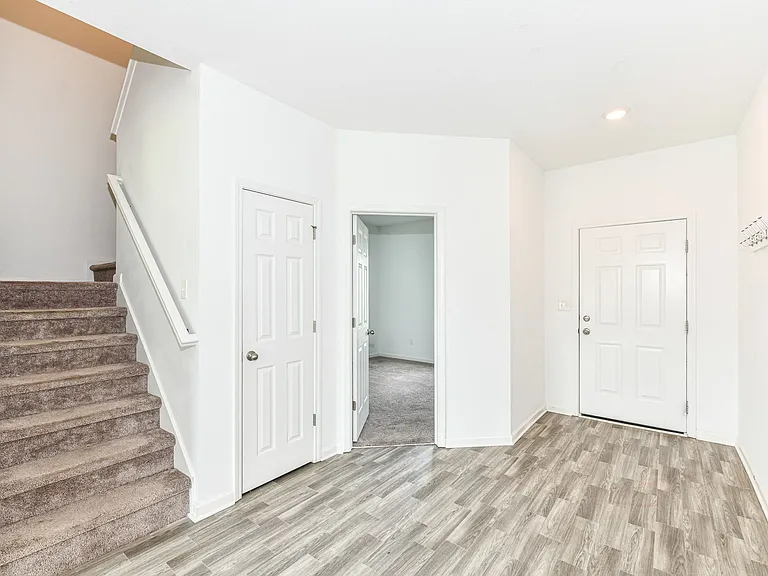 5051 Maywood Dr — Photo 2