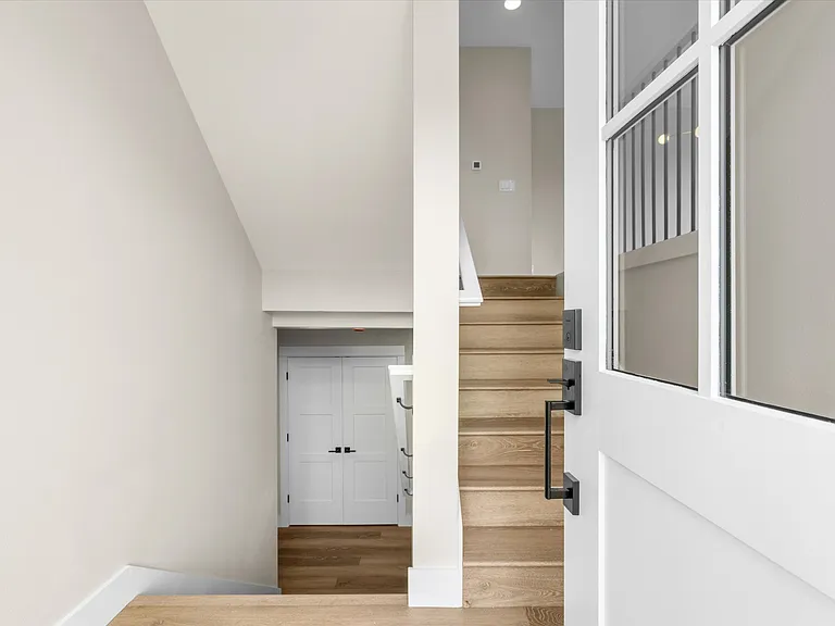349 SE Walnut St — Photo 9