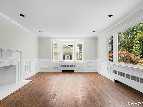 5th image of 576 Huntington Street