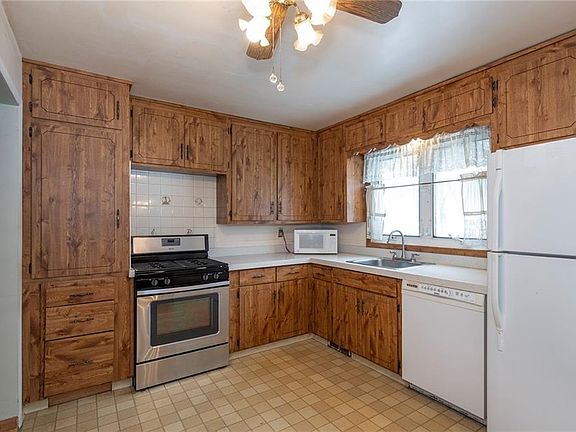 5th image of 650 Meadowlane Dr