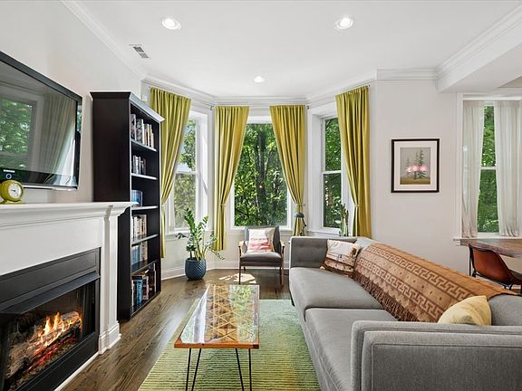 2nd image of 2112 W Cortland St #2