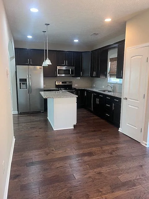 4 bed, 3.5 bath, 2391 sqft, $2,500 — Photo 4