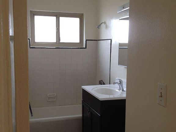 4th image of 318 Dahlia Ave