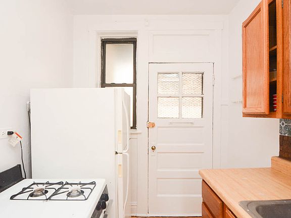 2nd image of 3827.5 N Fremont St Unit 3E