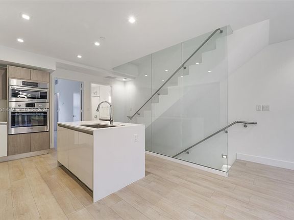 3rd image of 455 NE 39th St #206