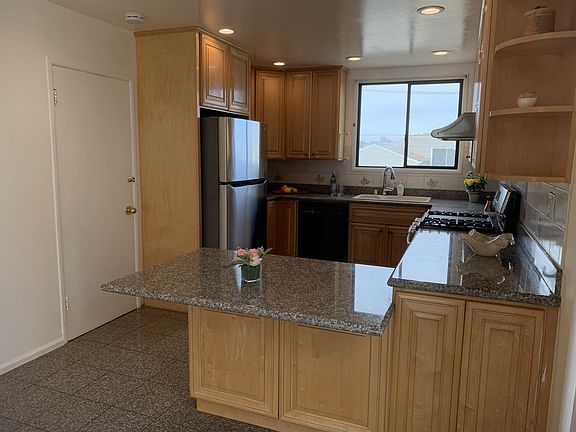 4th image of 1096 Wildwood Ave