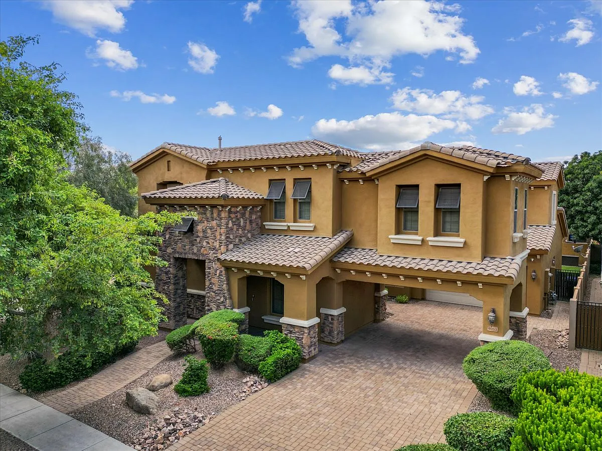 6 bed, 4593 sqft, $8,000 — Photo 2