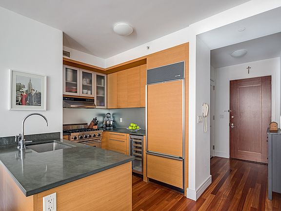 3rd image of 30 West St APT 16D