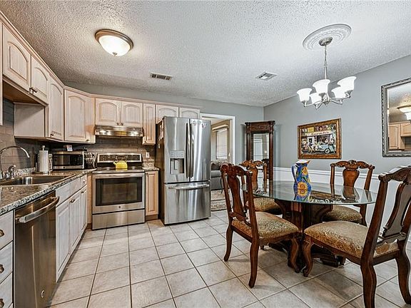 3rd image of 2717 Russell Dr