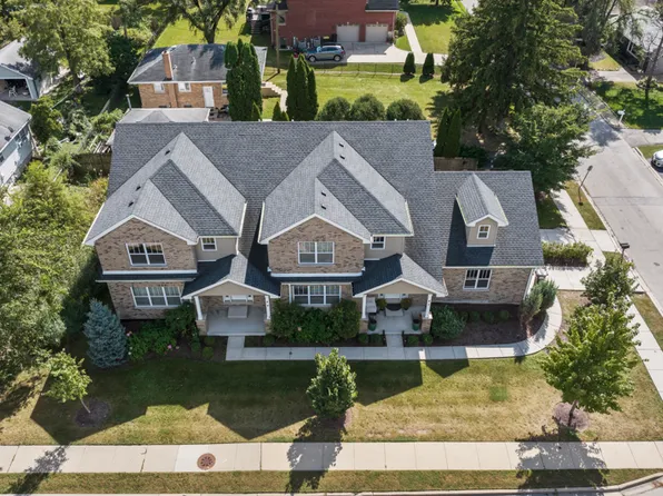 49 E 55th St, Westmont, IL 60559