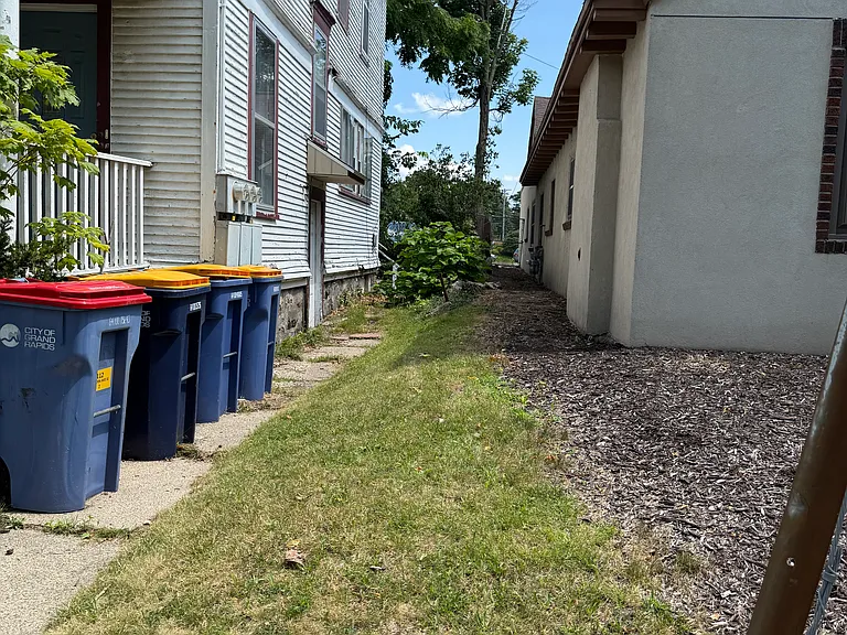 112 Eastern Ave SE #2 — Photo 2
