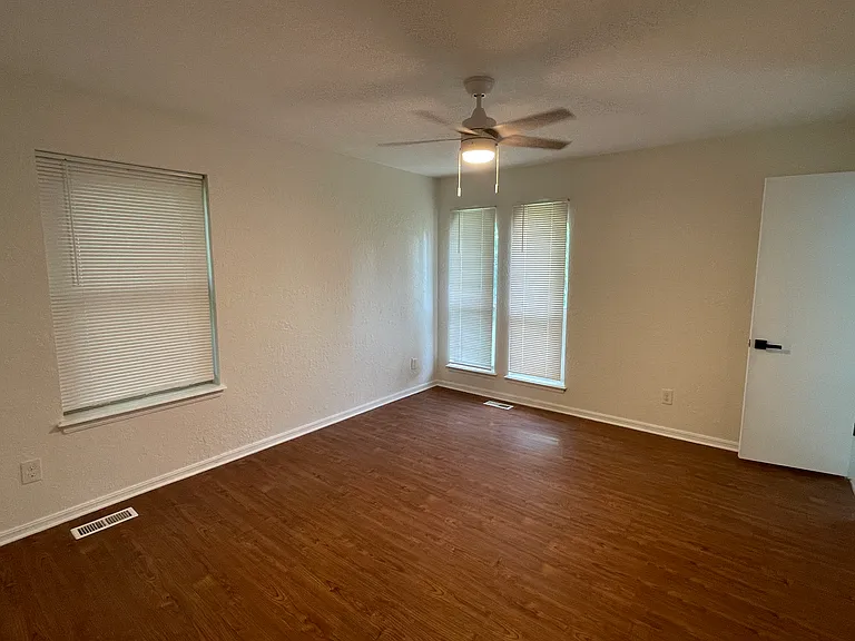 1715 Lancaster Cir — Photo 27