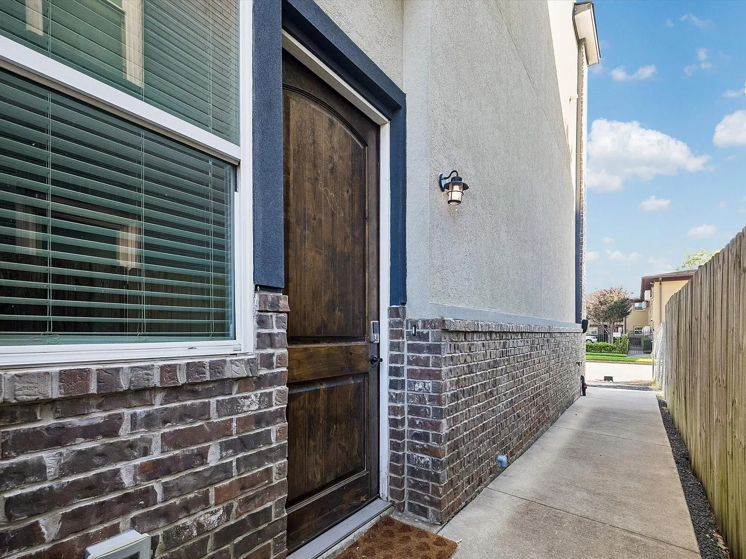 4 bed, 5.0 bath, 2348 sqft, $2,900 — Photo 2