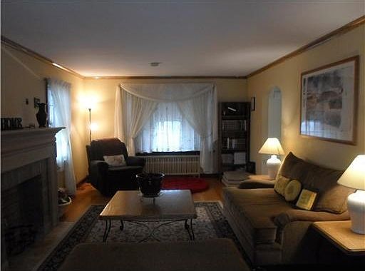 5th image of 13 Woodbine Ave
