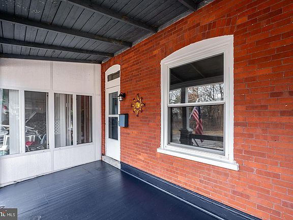 5th image of 220 Railroad Ave