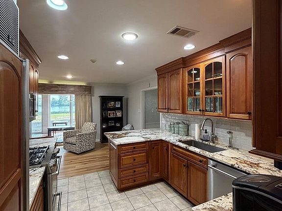 2nd image of 100 Peninsula Dr