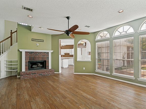 3rd image of 2 Oxford Cir