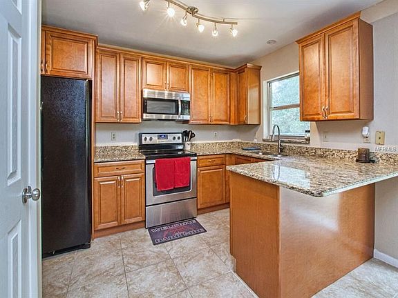 3rd image of 302 Cricket Hollow Ln