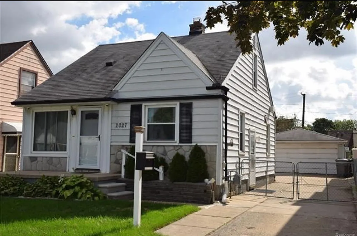 3 bed, 1080 sqft, $1,900 — Photo 1