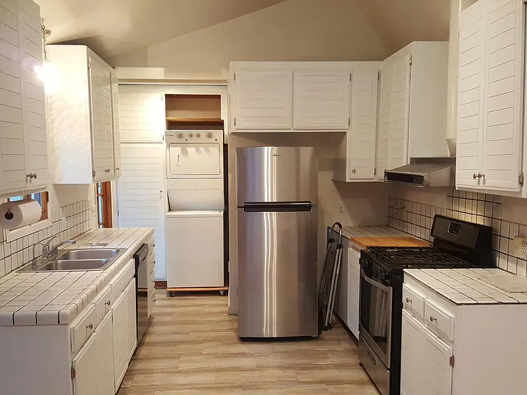 Kitchen, plus full size washer/dryer
