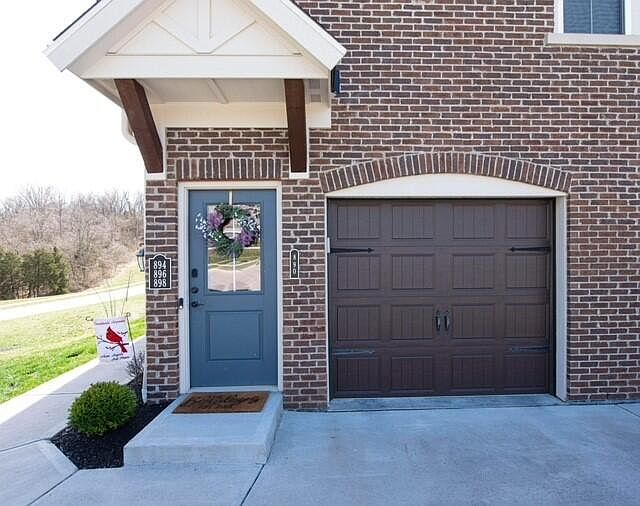 1st image of 890 Yorkshire Dr