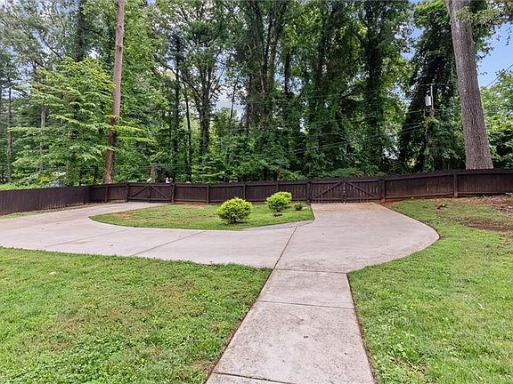 3rd image of 521 Dogwood Cir