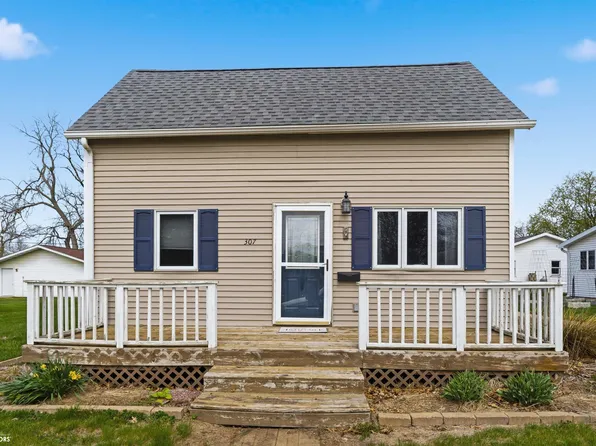 307 3rd St SW, State Center, IA 50247